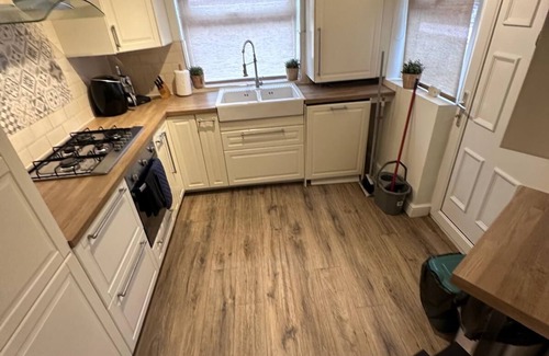 Salford House | Stylish 3-Bed Home with On-Street parking