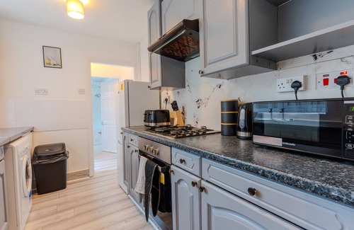 Gillingham House | Stylish 3 Bed House - Sleeps 6, Pool Table, Near Station, Contractor Friendly