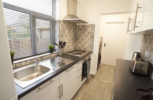 Melton Mowbray House | Stylish 3 Bedroom Family House with Parking