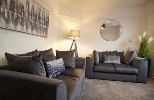 Melton Mowbray House | Stylish 3 Bedroom Family House with Parking