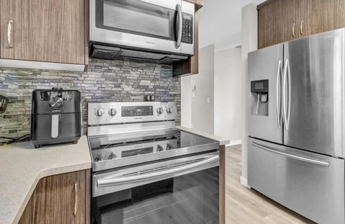 Calgary House | Stylish 3 Bedroom - Close to Downtown & Airport!