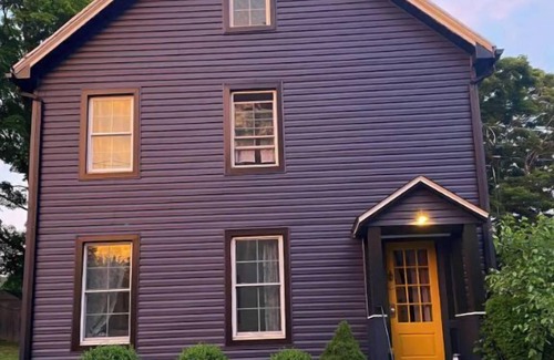 Warwick House | Stylish 3-Bedroom Home in the Village of Warwick