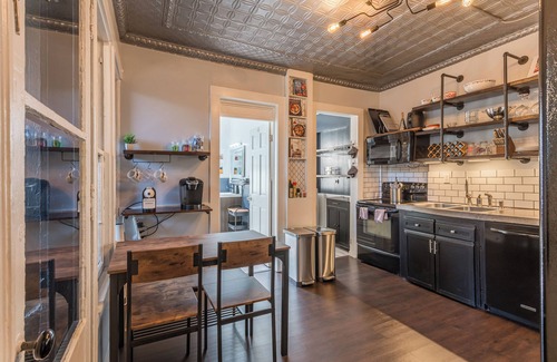 Downtown Rochester Apartment | Stylish 3 Bedroom W/AC ❄️, Mesh WiFi 🛜, Billiards 🎱 table, Games🎯🎮,parking