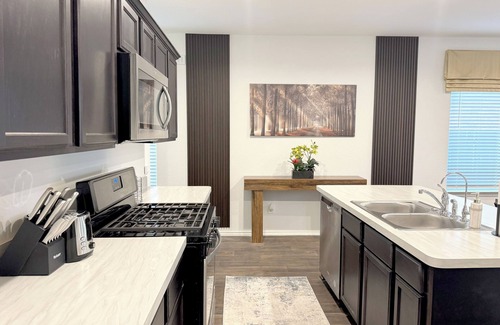 Montgomery County House | Stylish 3 King+1 Queen Fire Pit Pool Pets OK!