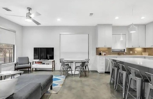 Swede Hill House | Stylish 3-Level Escape | 12 Guests | Downtown Walk