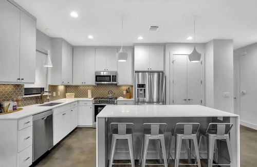 Swede Hill House | Stylish 3-Level Escape | 12 Guests | Downtown Walk