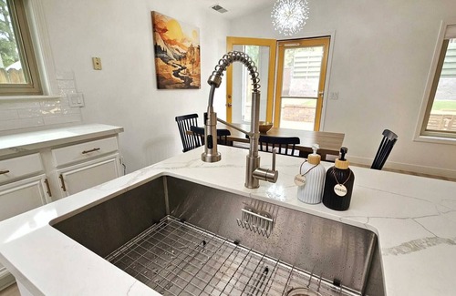 Swiss Manor House | Stylish 3BD Retreat - BBQ Grill & Fire Pit - Mins to Downtown Flagstaff