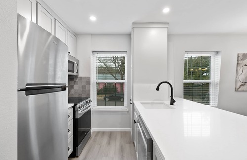 South Congress Condo | Stylish 3BR/2BA with large pool in HEART of SOCO!