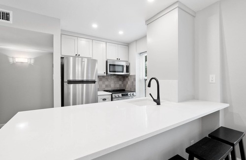 South Congress Condo | Stylish 3BR/2BA with large pool in HEART of SOCO!