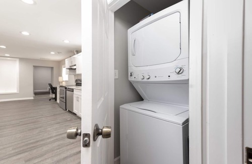 Potomac West Apartment | Stylish 3BR 3BA Colonial House by Cozysuites