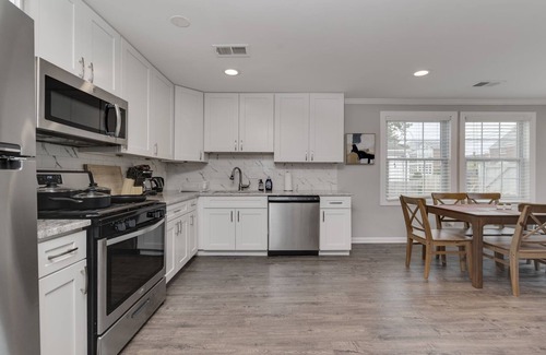 Potomac West Apartment | Stylish 3BR 3BA Colonial House by Cozysuites