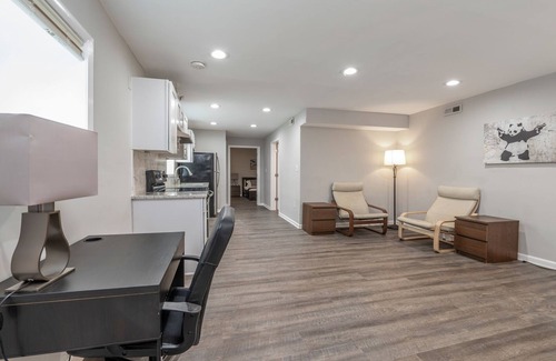 Potomac West Apartment | Stylish 3BR 3BA Colonial House by Cozysuites