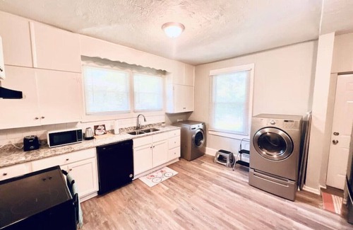 Birmingham House | Stylish 3BR Home Sleeps 8 w/Grill – Near CrossPlex & Downtown