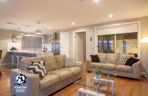 Encounter Bay House | Stylish 3BR Lake - front House