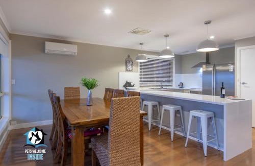 Encounter Bay House | Stylish 3BR Lake - front House