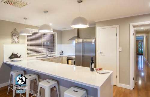Encounter Bay House | Stylish 3BR Lake - front House