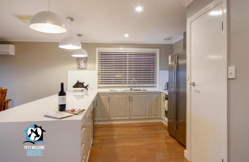 Encounter Bay House | Stylish 3BR Lake - front House