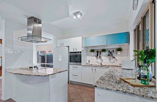 Bulimba Apartment | Stylish 3BR Townhouse CampHill + Wi-Fi, Parking