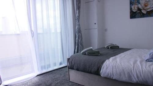 Canning Town Apartment | Stylish 4 Bd Ft LDN Parking