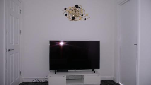 Canning Town Apartment | Stylish 4 Bd Ft LDN Parking