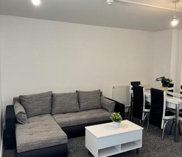 Canning Town Apartment | Stylish 4 Bd Ft LDN Parking
