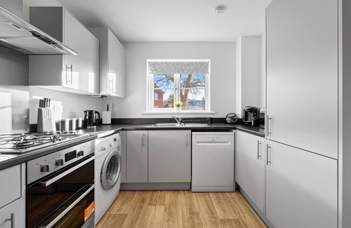Quedgeley House | Stylish 4 bed townhouse in Gloucester with 2 parking spaces + superfast Wi-Fi