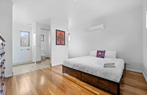 Hamilton Hill House | Stylish 4-Bedroom Coastal Family-Friendly Retreat