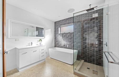 Hamilton Hill House | Stylish 4-Bedroom Coastal Family-Friendly Retreat