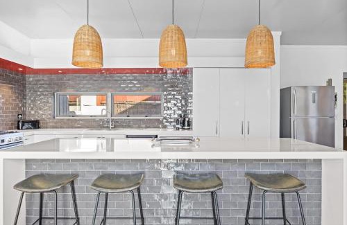 Hamilton Hill House | Stylish 4-Bedroom Coastal Family-Friendly Retreat