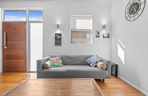 Hamilton Hill House | Stylish 4-Bedroom Coastal Family-Friendly Retreat