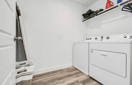 Southeast Houston House | Stylish 4 Beds Near Downtown With Backyard