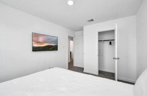 Southeast Houston House | Stylish 4 Beds Near Downtown With Backyard