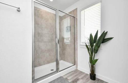 Southeast Houston House | Stylish 4 Beds Near Downtown With Backyard