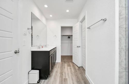 Southeast Houston House | Stylish 4 Beds Near Downtown With Backyard