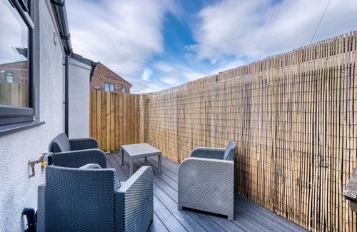 Farnworth House | Stylish 4-BR House with Parking, Central location