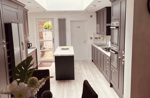 Kidderminster House | Stylish 5-Bed Home, Off-Street Parking, for families, groups, or business stays