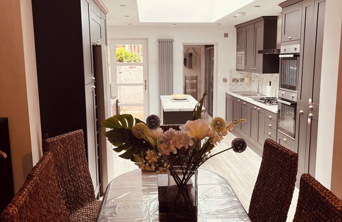 Kidderminster House | Stylish 5-Bed Home, Off-Street Parking, for families, groups, or business stays