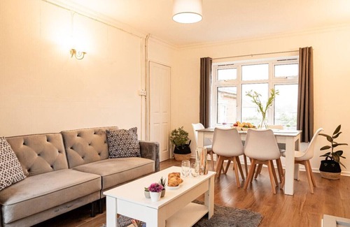 Banbury House | Stylish 5-Bed Home | Modern & Cozy Feel