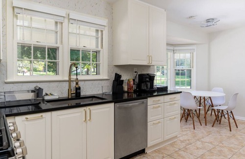 Colesville House | Stylish 5 Bed Silver Spring Haven- Vibrant & Sleek