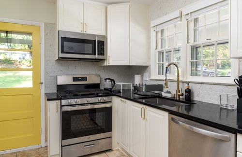 Colesville House | Stylish 5 Bed Silver Spring Haven- Vibrant & Sleek