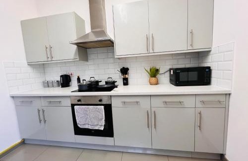 Eccles House | Stylish 5BR 5BA Home in Salford Street Parking