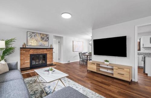 Wexford House | Stylish and Accessible Six Bedroom Home in Wexford/Pittsburg With Kids Amenities