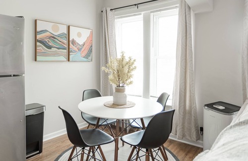 Rogers Park Apartment | Stylish and Comfy Studio near Loyola Park