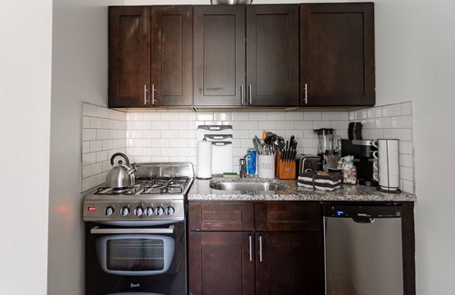 Rogers Park Apartment | Stylish and Comfy Studio near Loyola Park