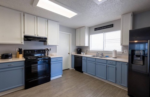 Converse House | Stylish and Cozy “Home Away from Home”