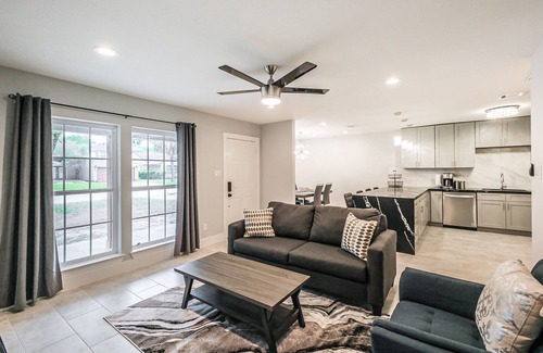 Spring Branch East House | Stylish and cozy~ Mins to downtown.
