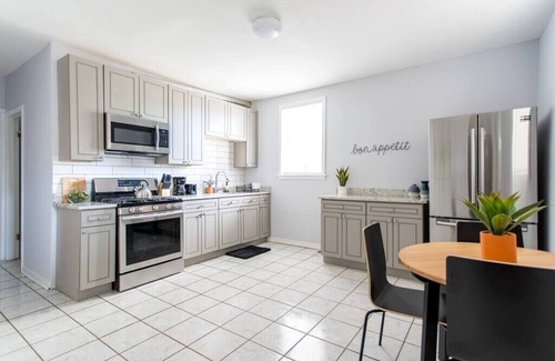 Logan Square Apartment | Stylish and Cute 2BR Apartment Near Wrigley!