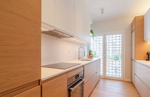 Paranhos Apartment | Stylish and Spacious Apartment by HostWise