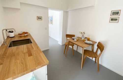Wolfratshausen Apartment | Stylish Apartment with Mountain-View Hut & Garden
