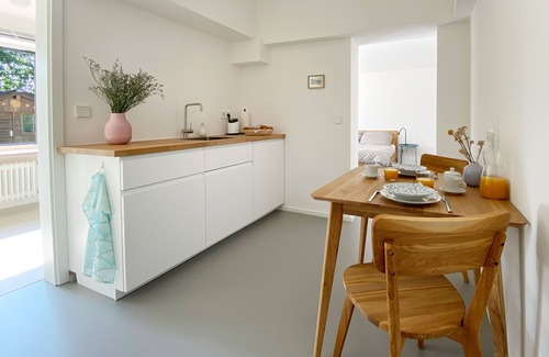 Wolfratshausen Apartment | Stylish Apartment with Mountain-View Hut & Garden
